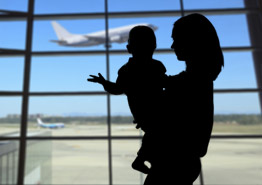 Мама с маленьким ребенком не попала на рейс: кто виноват?