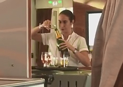 Стюардесса сливает недопитое шампанское в бутылку