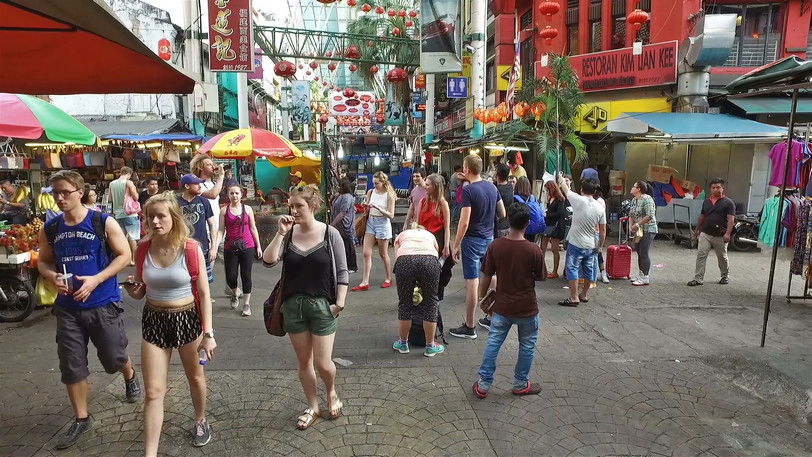 kuala-lumpur-malaysia-february-24-2016-tourists-and-local-people-stroll-in-the-famous-petaling-street-market-in-kuala-lumpur-chinatown_vneznmorg__F0000.jpg