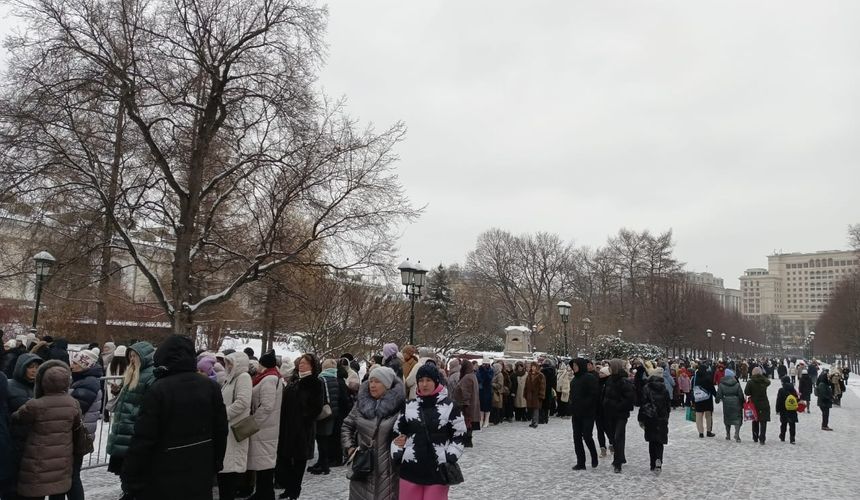 «Отморозили руки-ноги»: туристы в Москве жалуются на гигантские очереди в Кремль