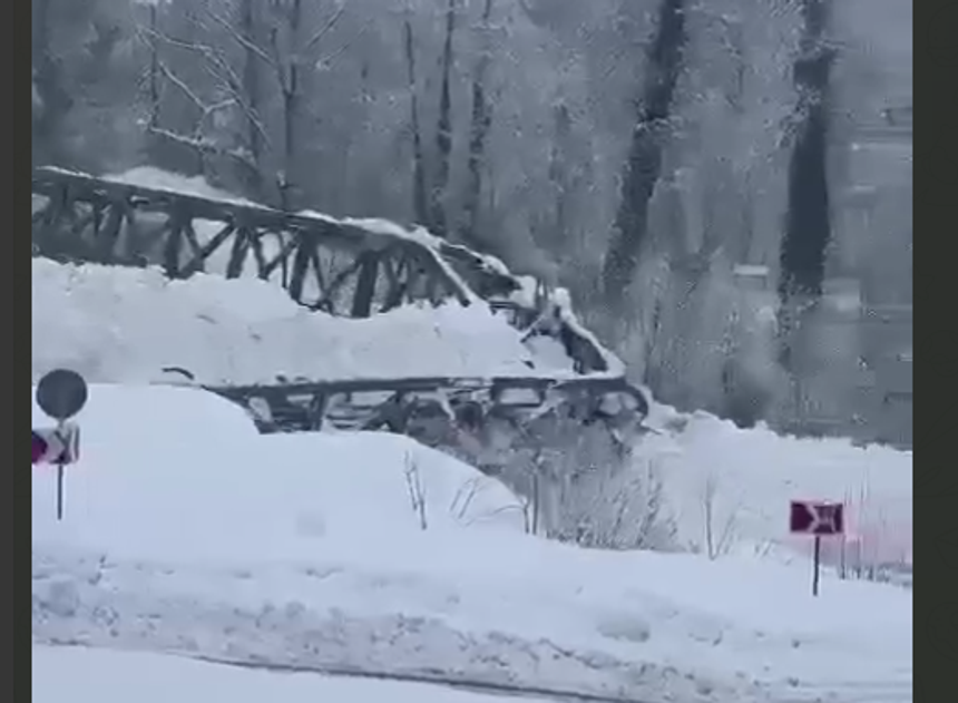 Туристы сняли на видео мощную лавину в горах Сочи