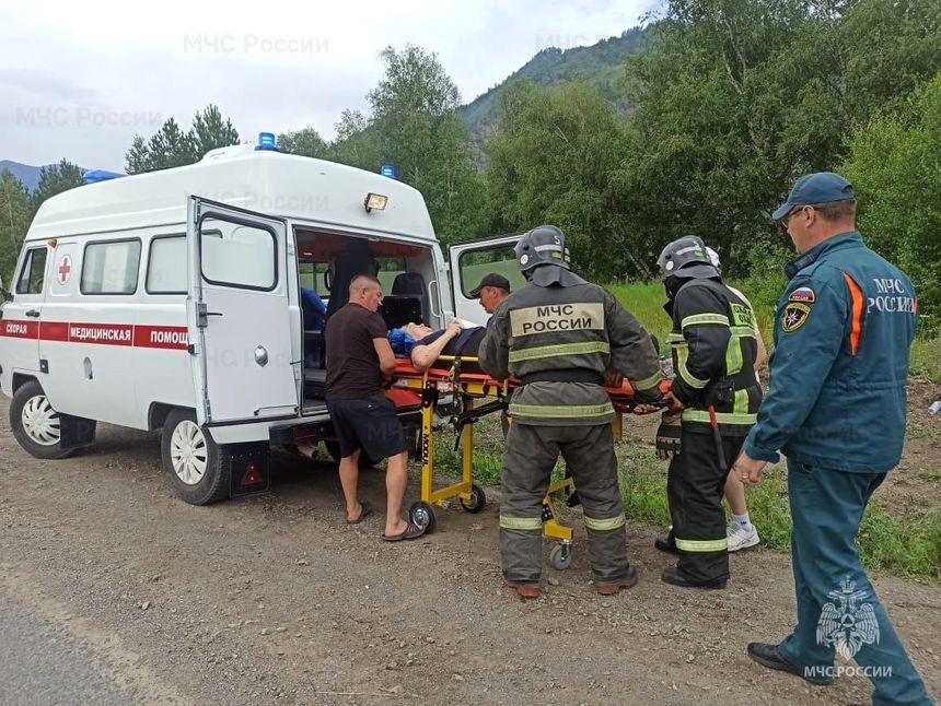 На Алтае новое ДТП с туристами: один человек погиб, семеро попали в больницу