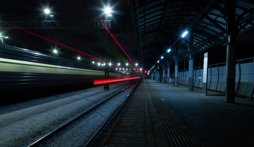 Поезд в Москву опаздывает на девять часов из-за схода вагонов грузового состава