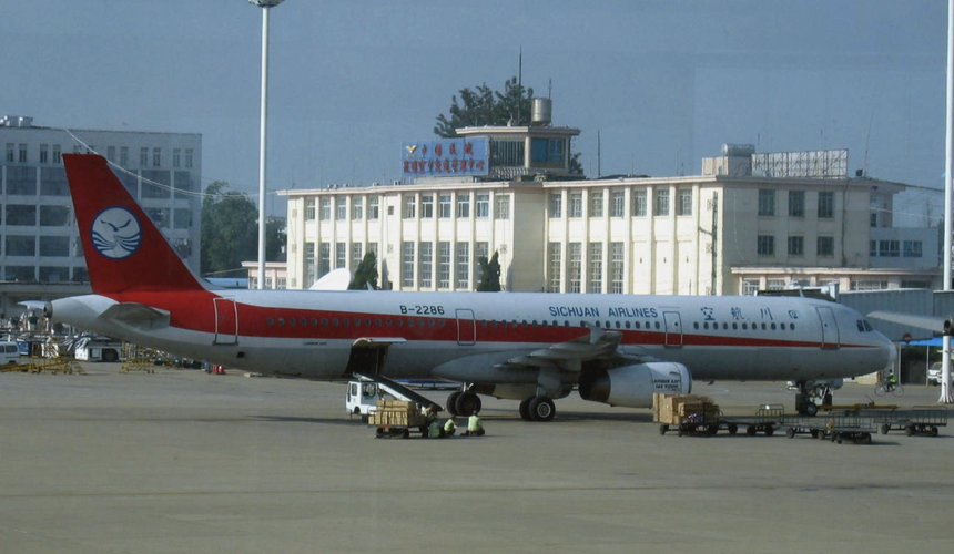 Туристы жалуются на неожиданные переносы рейсов у Sichuan Airlines