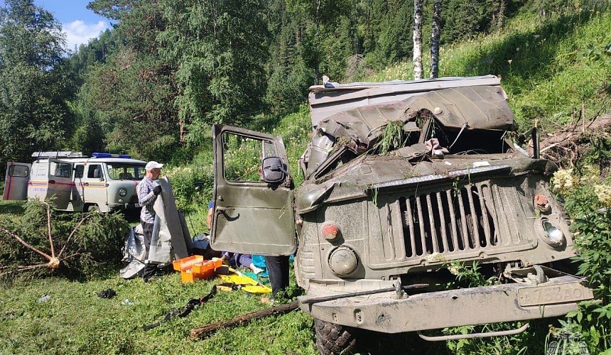 В Алтайском крае перевернулся грузовик с туристами