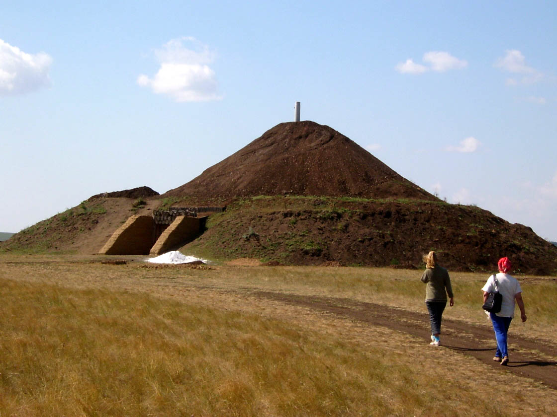 Аркаим древний фото. Природно-ландшафтный и историко-археологический центр «Аркаим». Древнее Городище Аркаим. Древнее поселение Аркаим. Челябинск гора Аркаим.