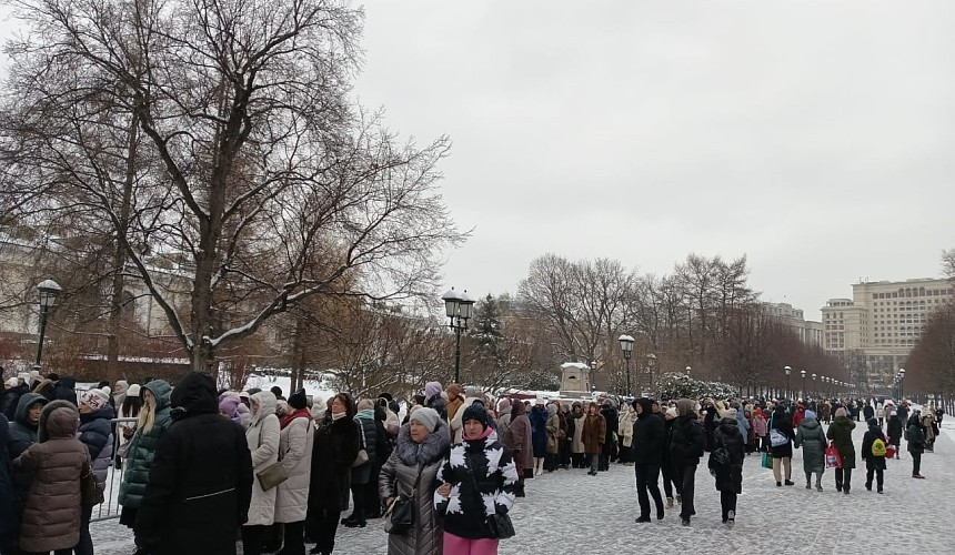 «Отморозили руки-ноги»: туристы в Москве жалуются на гигантские очереди в Кремль