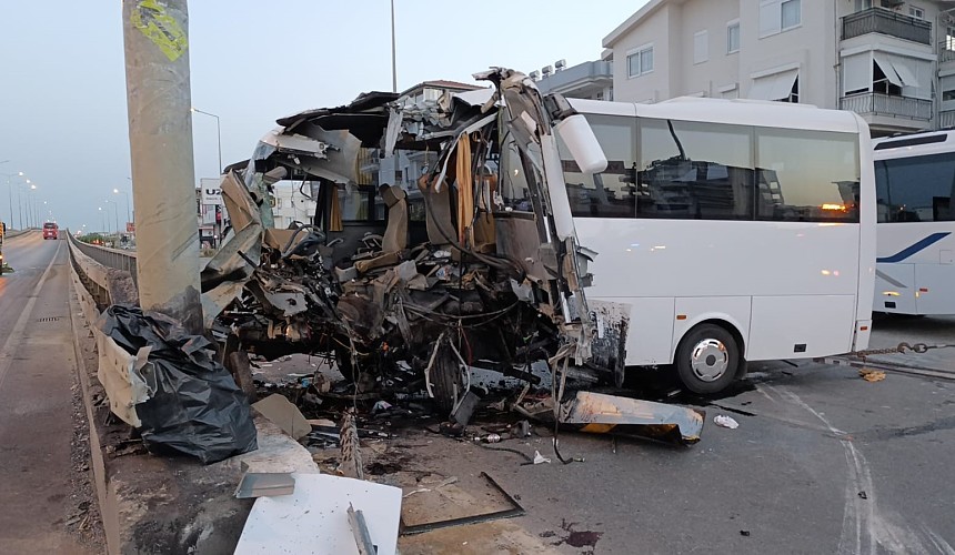 Автобус с российскими туристами в Турции попал в страшное ДТП 