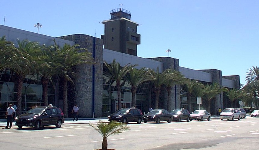 Туристы на 7 часов застряли в аэропорту Порламара