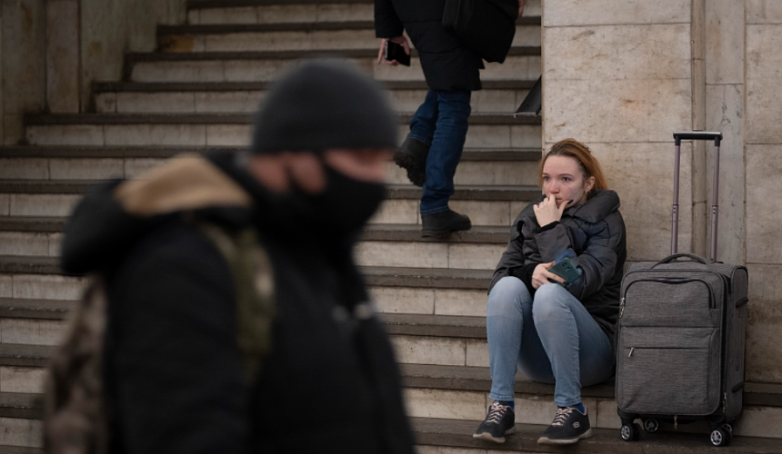 Харьков массово покидают. Жители Киева массово покидают город. Местные жители. Жители Харькова покидают город. Жители Киева.