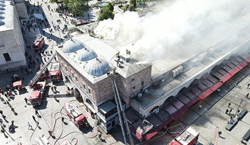 Пожар на популярном у туристов стамбульском рынке тушили 10 расчетов 
