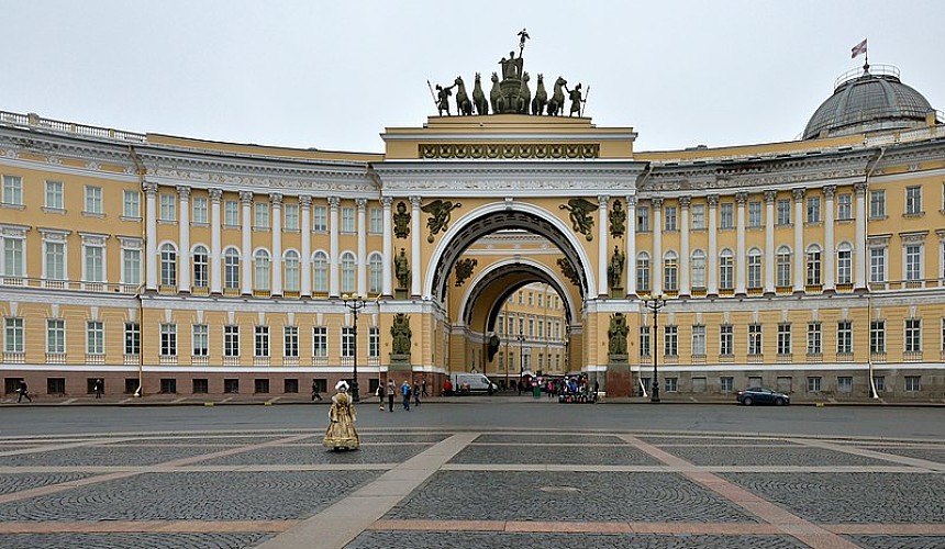 Туристы в Петербурге «сильно вздыхают», но курортный сбор платят
