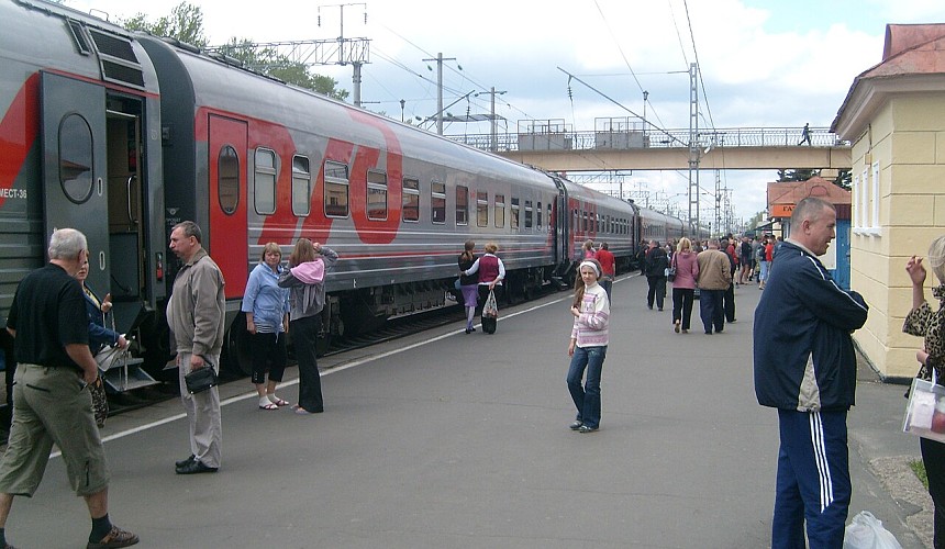 Девятнадцать юных туристов отстали от поезда с проводником, вышедшим в первый рейс